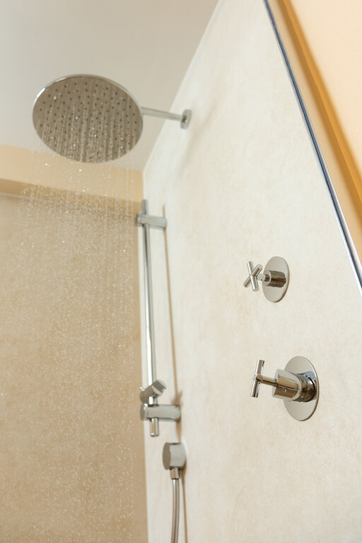 Badezimmer mit Dusche