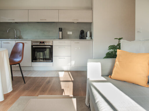 Geräumiges Wohnzimmer mit moderner Küchenzeile