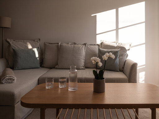 Gemütliches Wohnzimmer mit eleganter Dekoration und natürlichem Lichtspiel