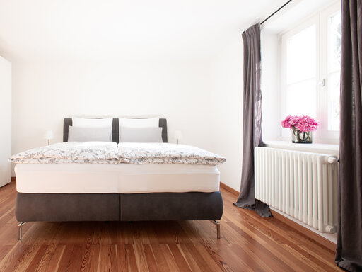 Helles Schlafzimmer mit modernem Design und natürlichem Licht