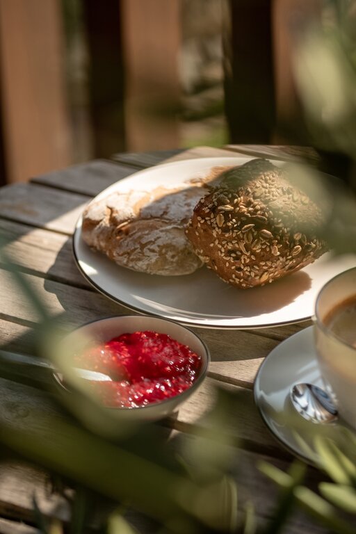 Frisches Brot mit Marmelade und Kaffee auf dem Balkon des Huberhofs