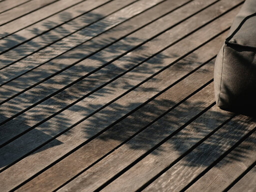 Spiel von Licht und Schatten auf der Holzterrasse