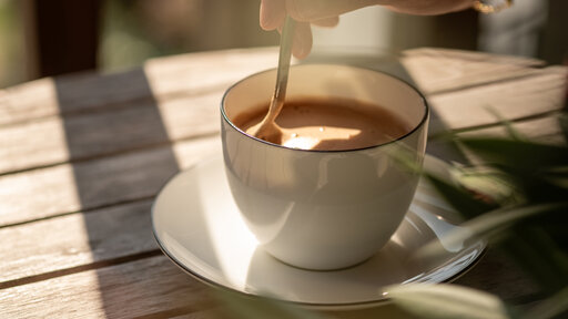 Genussvoller Moment mit einer Tasse Kaffee in der Morgensonne