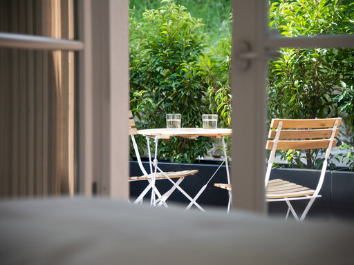 Schlafzimmer mit Balkon in der Ferienwohnung