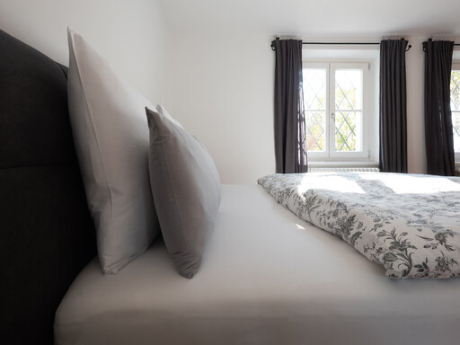 Gemütliches Schlafzimmer mit weichen Kissen und Tageslicht