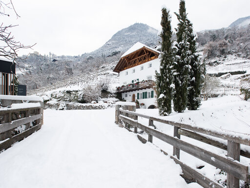 Verschneite Zufahrt zum Huberhof in Gratsch bei Meran
