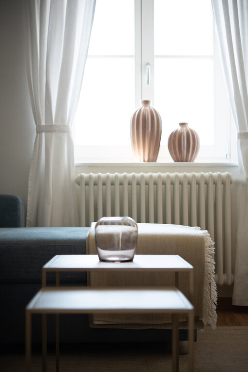 Stilvoll eingerichtetes Wohnzimmer mit harmonischer Dekoration