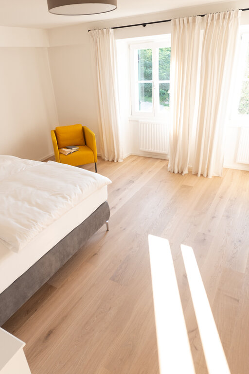 Gemütliche Schlafzimmer mit Blick ins Grüne