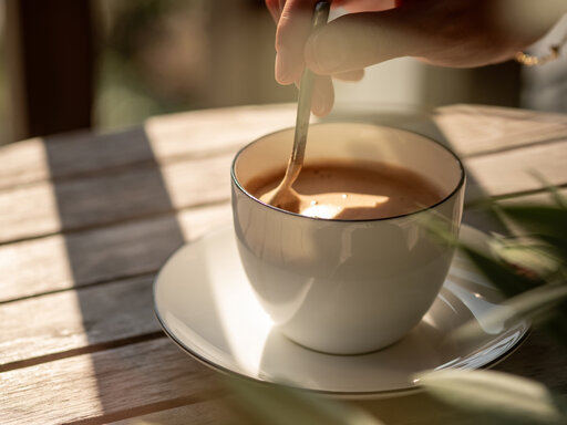 Genüsslicher Kaffee in der Morgensonne auf dem Balkon des Huberhofs