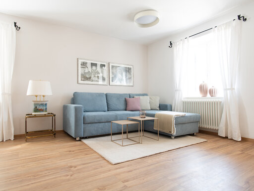 Modernes und helles Wohnzimmer im Huberhof