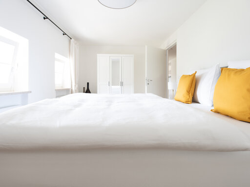 Helles Schlafzimmer in der Ferienwohnung in Gratsch
