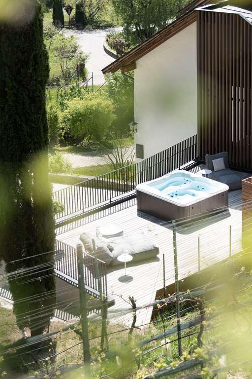 Lounge mit Whirlpool und Outdoor-Dusche