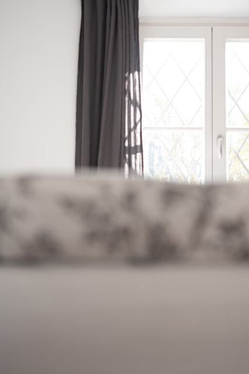 Minimalistisches Schlafzimmer mit Blick auf das Fenster