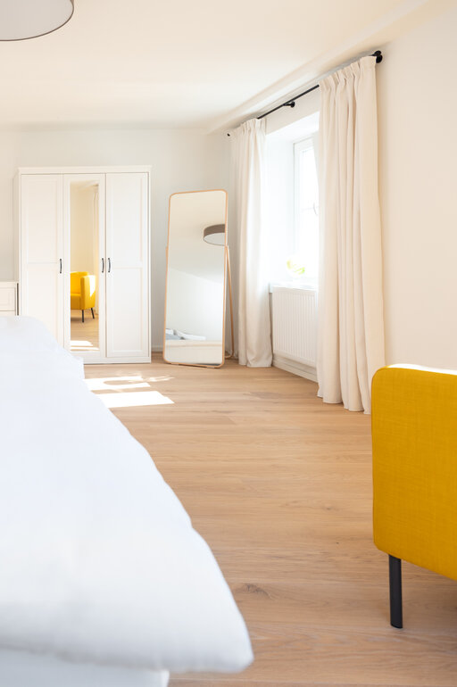 Schlafzimmer mit bequemen Doppelbetten